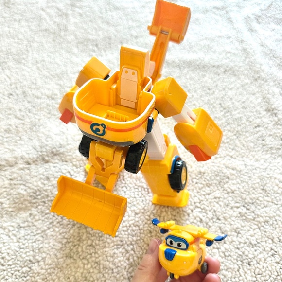 Super Wings - Donnie's Dozer | Transforming Toy Vehicle Set - Picture 1 of 3